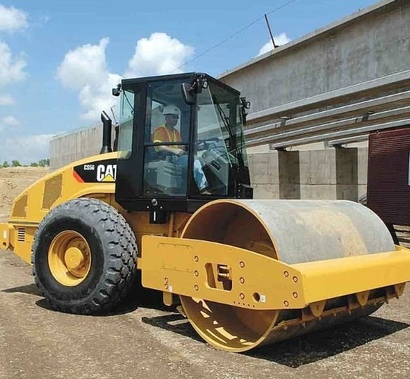 КАТОК ГРУНТОВЫЙ CAT CS56 (13ТН.)